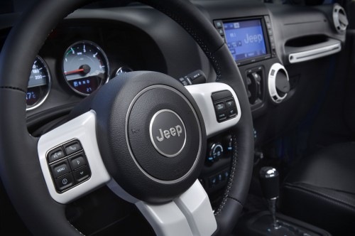 Jeep-Wrangler-Polar-Edition-steering-wheel